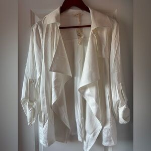 NWT women’s Mystree small white satin style top